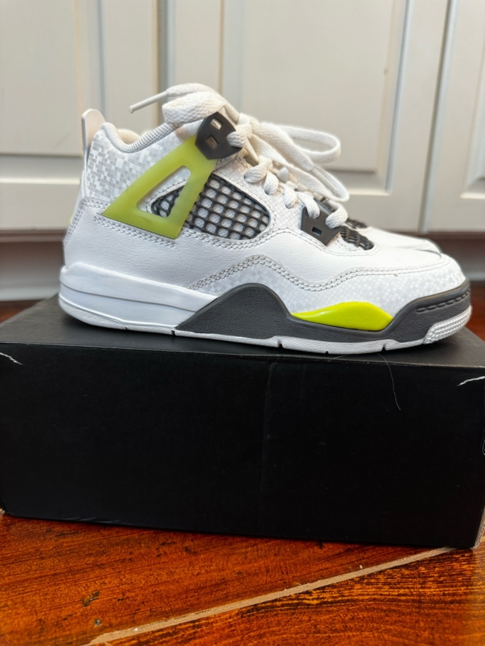 Jordan 4 Retro PS Kids' White/Lemon Twist. 13C NIB - Picture 4 of 10